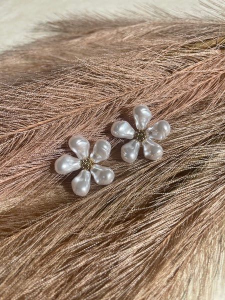Boucles d'oreilles fleurs nacrées
