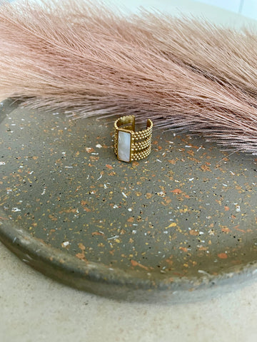 Bague dorée à pierre blanche