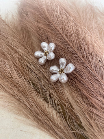 Boucles d'oreilles fleurs nacrées