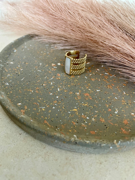 Bague dorée à pierre blanche