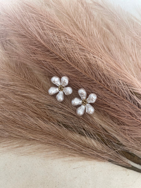 Boucles d'oreilles fleurs nacrées