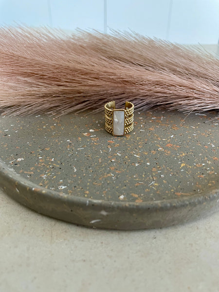 Bague dorée à pierre blanche